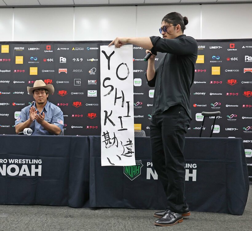 稲村（左）の新リングネームを発表するＯＺＡＷＡ