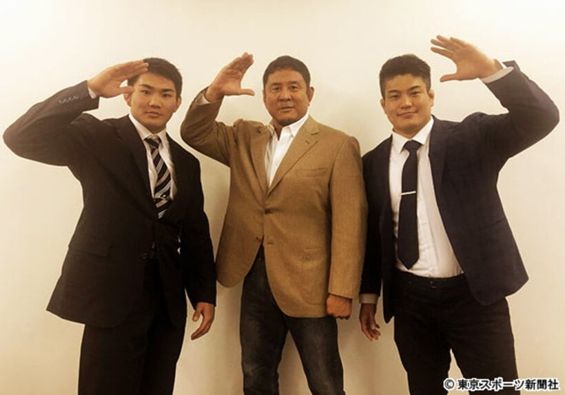  （左から）石黒、永田、山口が決意の敬礼ポーズだ
