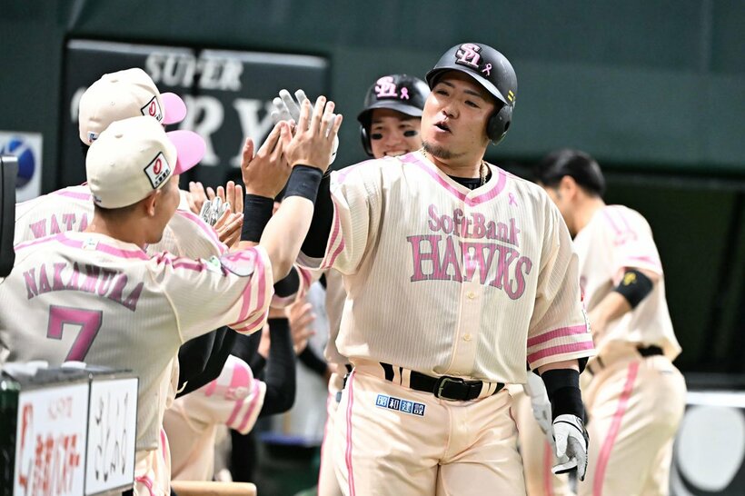 勝ち越し３ランを放ちドヤ顔でナインとタッチする山川