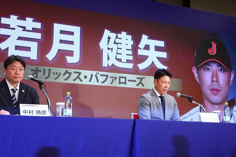 侍ジャパン出場予定選手を発表した井端弘和監督。左は中村勝彦事務局長