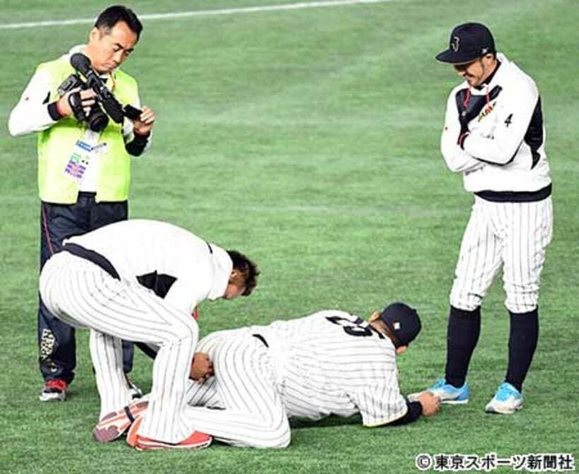筒香嘉智（中）にカンチョウをする中田翔（左）、右は菊池涼介