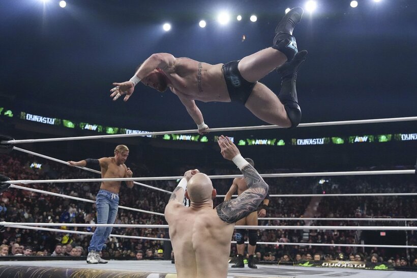 ゲイブ・キッド（下）はカイル・オライリーの空中弾を浴びて負傷 ©All Elite Wrestling