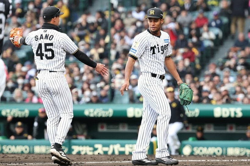 三塁側に引き上げようとするモレッタ