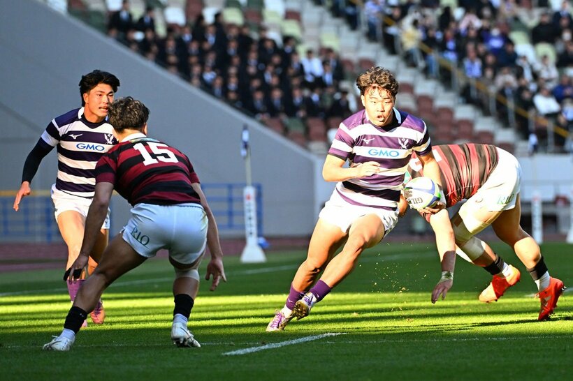 早大ディフェンスを翻弄する場面もあった明大・古賀龍人(左から３人目)