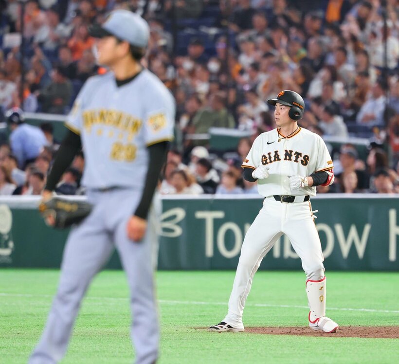 ７回、高橋（左）から適時打を放った巨人・松本