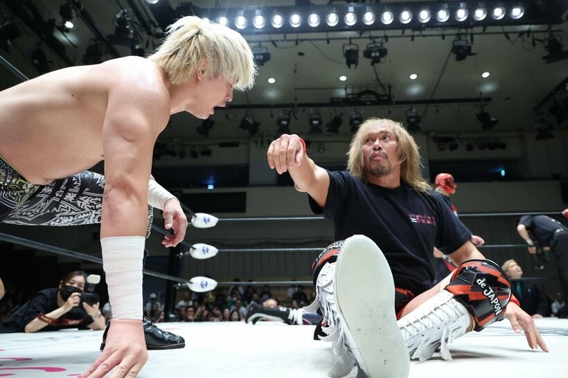 ６人タッグ戦に敗れた清宮海斗(左)を前に勝ち誇る内藤哲也