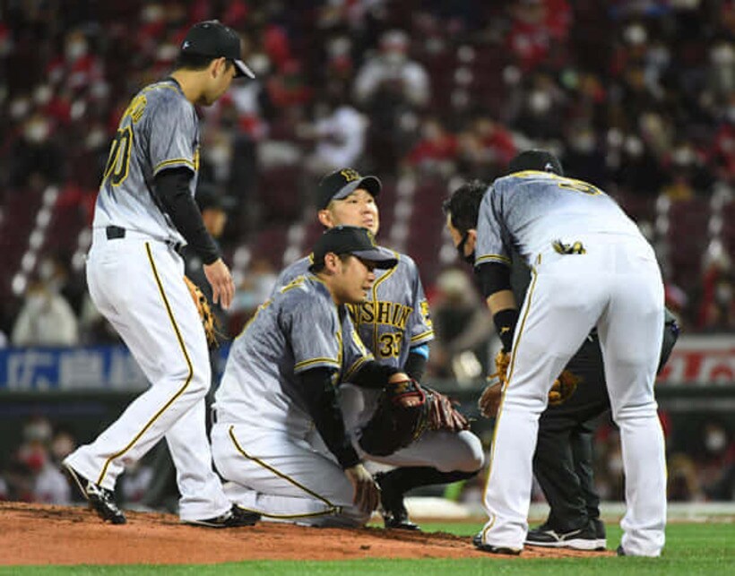 ７回、急にマウンドにうずくまった阪神・西勇(中)