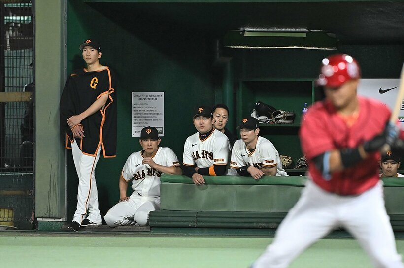 降板後、ベンチの端で戦況を見守った巨人・戸郷翔征(左)