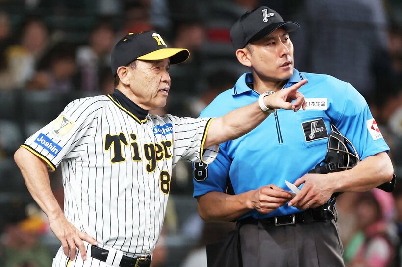 本拠地で手応え上々の勝利を手にした阪神・岡田監督(左)