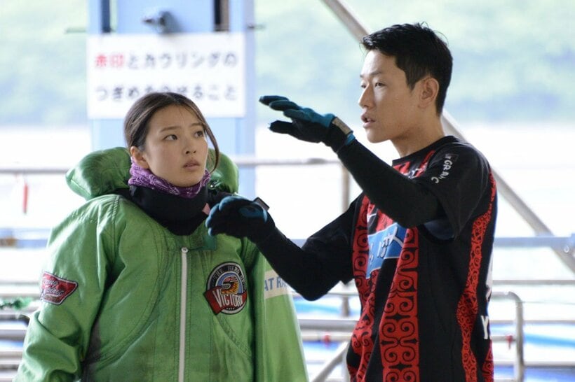 後輩の岡本亜子(左)にアドバイスを送る茅原悠紀