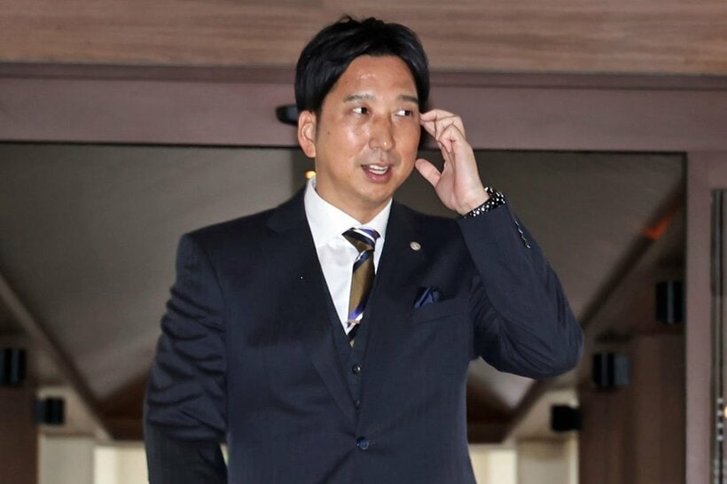 沖縄の宿舎の到着した阪神・藤川監督