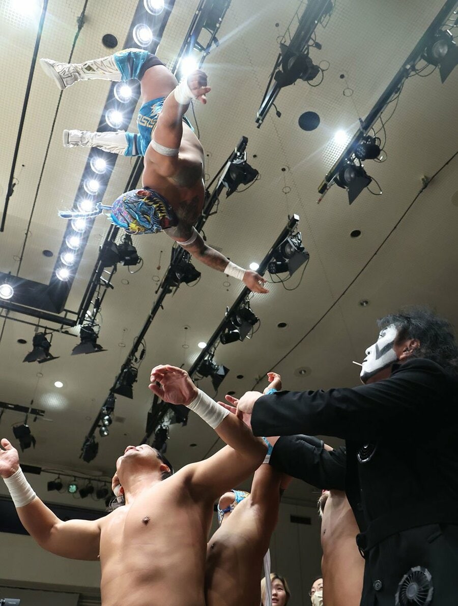 トップロープからの驚愕ケブラーダを放ったドラゴン・ベイン(上)