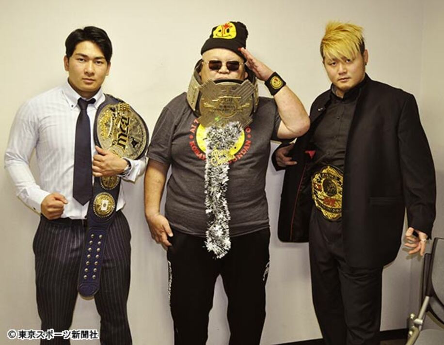  会見した大日本の３大シングル王者（左から）青木、小林、大地