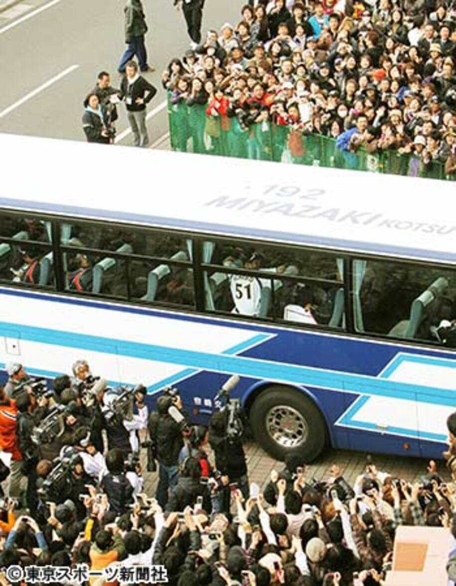  ２００９年２月のWBCの日本代表合宿ではイチロー（バスの中・背番号５１）見たさにファンが殺到した