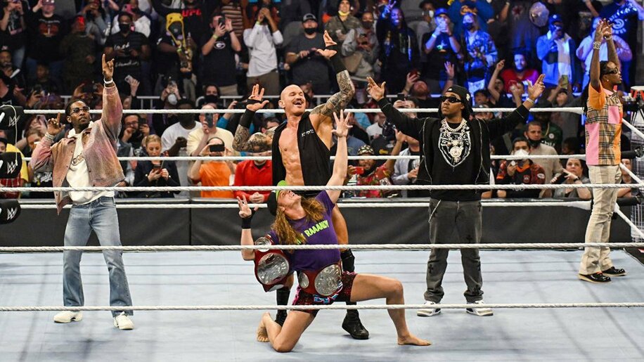  オフセット（左）らミーゴスの３人とともにポーズを決めるランディ・オートン（右から２人目）とリドル（手前、©2022 WWE, Inc. All Rights Reserved.)