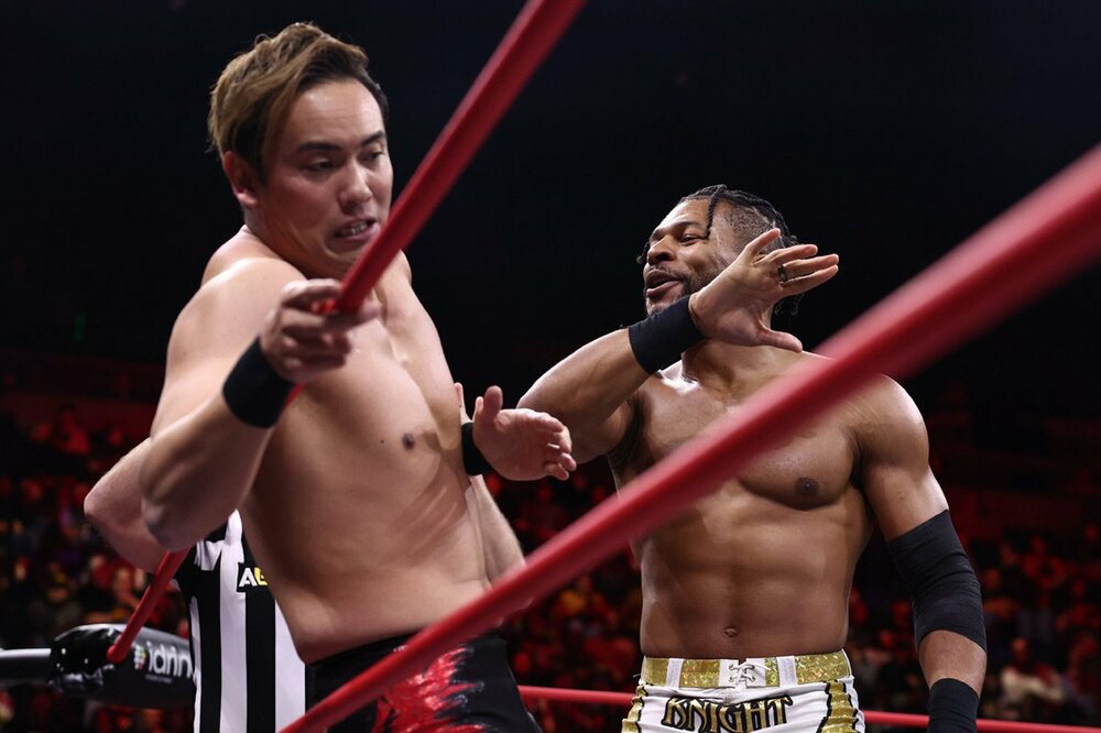 ケビン・ナイト(右)から水平チョップを見舞われるオカダ・カズチカ©All Elite Wrestling