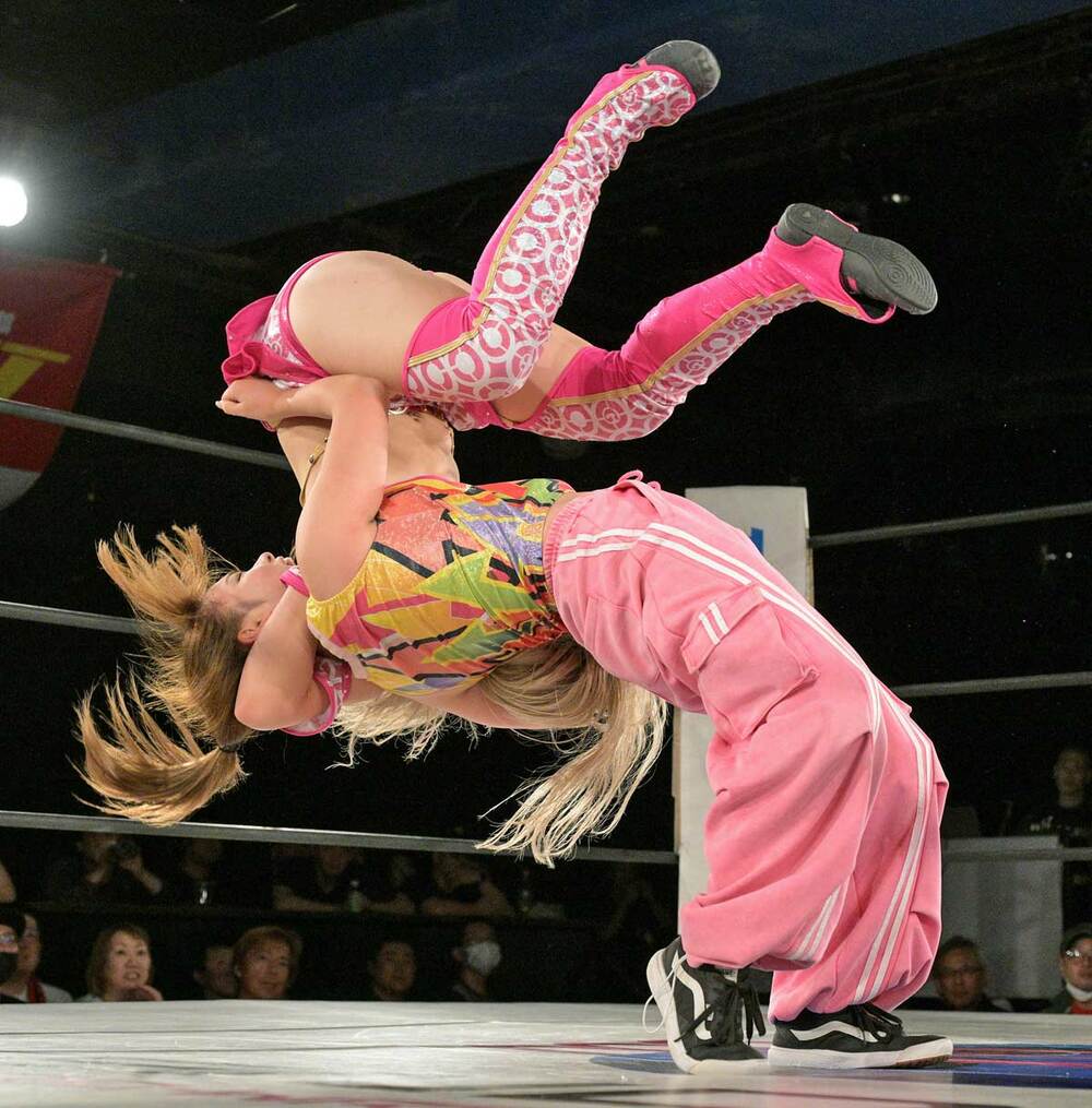 Chi Chi(上)を投げる彩桜