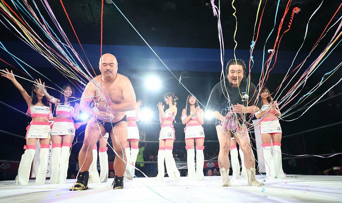 紙テープを巻き取る長州小力(右)とクロちゃん