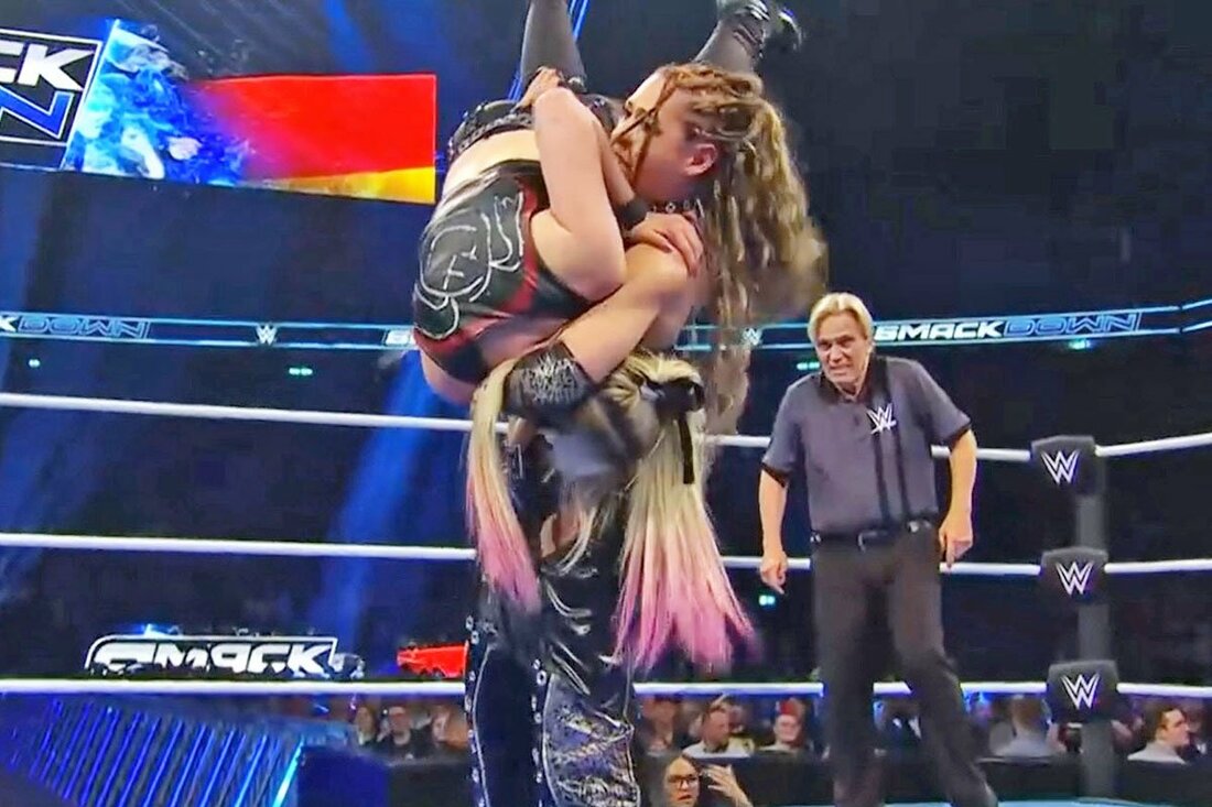 アレクサ(左)をノーザンライトボムで仕留めたジュリア（©AbemaTV, Inc.）