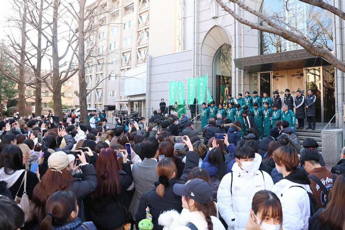駅伝部を見ようと黒山の人だかり