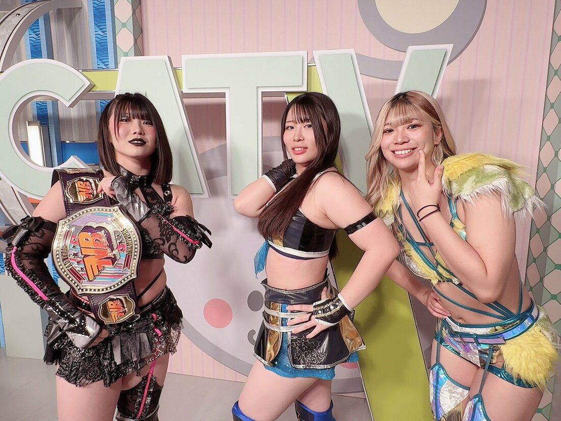 妃南(中)は姉の羽南(右)、吏南(左)へのライバル心も語った（2024年＝©STARDOM）