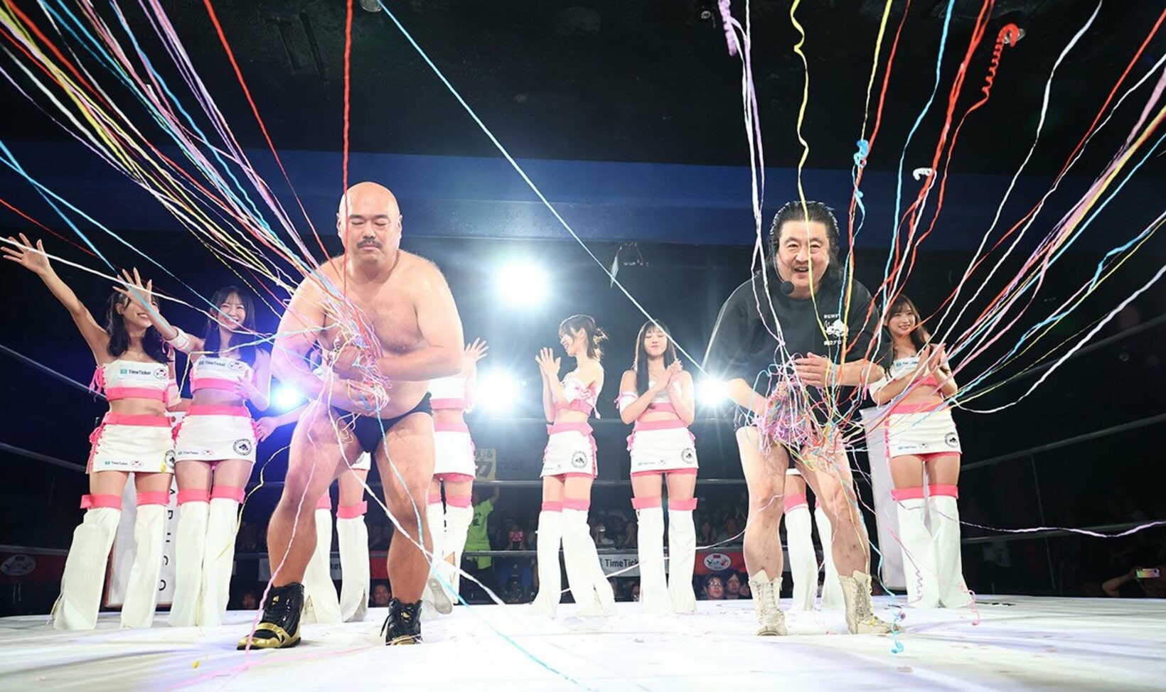 紙テープを巻き取る長州小力(右)とクロちゃん