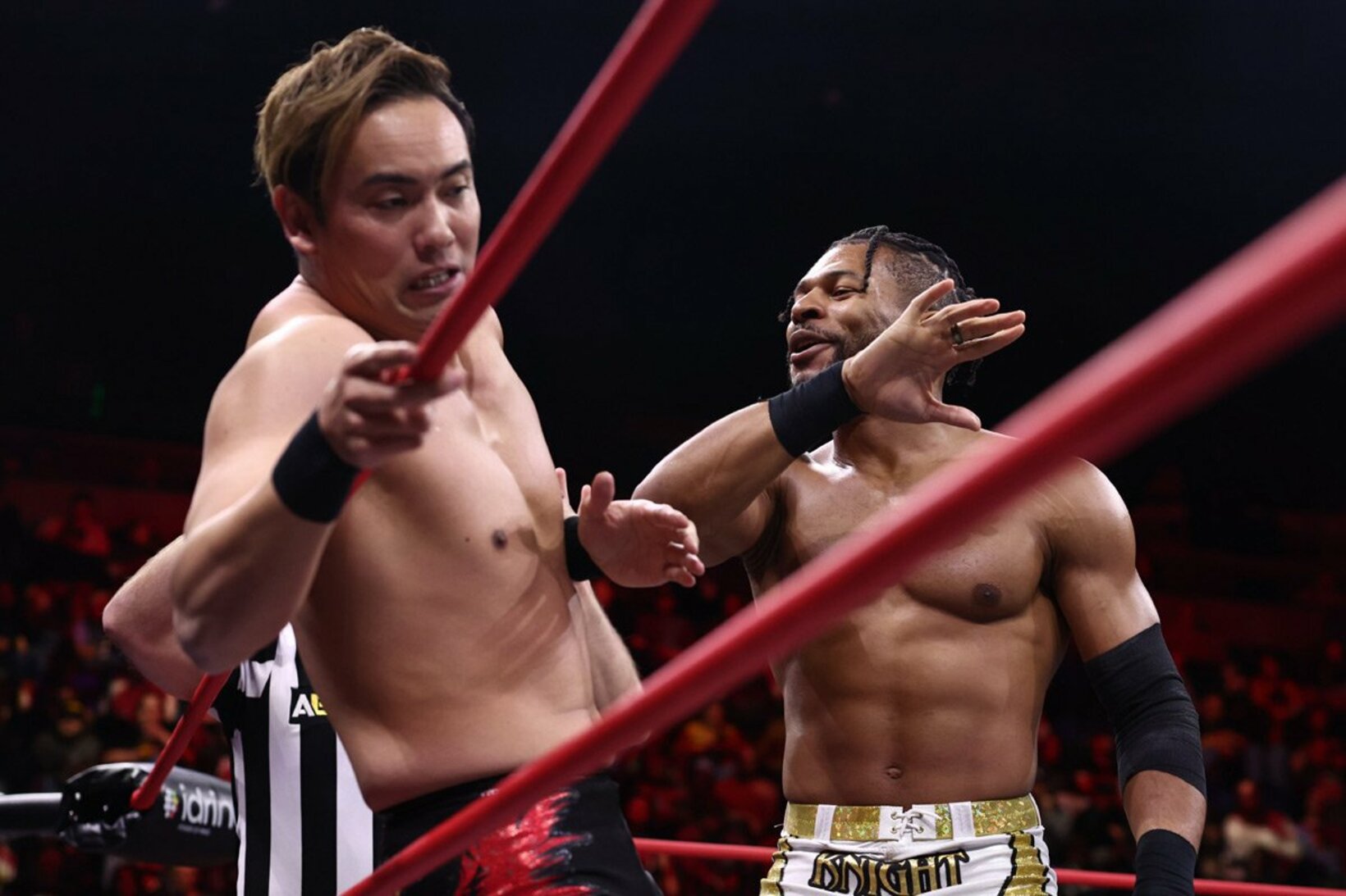 ケビン・ナイト（右）から水平チョップを見舞われるオカダ・カズチカ©All Elite Wrestling