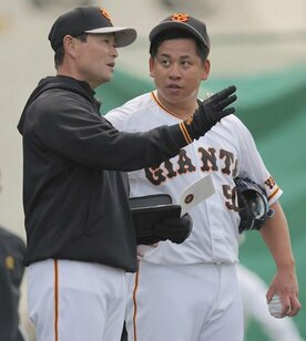  桑田コーチ（左）からアドバイスを受ける戸根