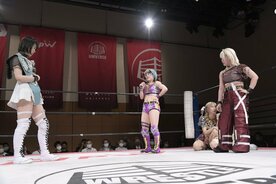 辰巳リカ（左）に挑戦表明した遠藤有栖（中）、愛野ユキ（右）