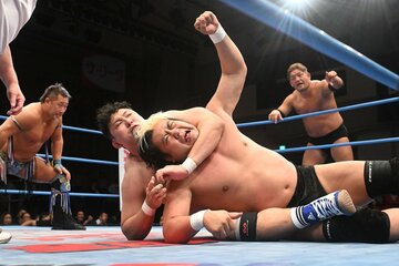 諏訪魔にスリーパーする鈴木秀樹