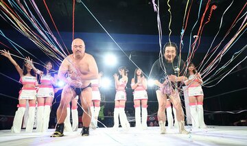 紙テープを巻き取る長州小力(右)とクロちゃん