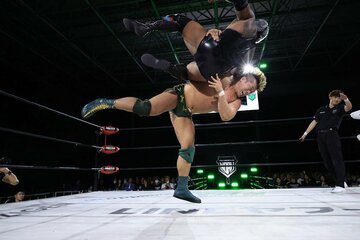 アルファ・ウルフ(上)を無双で叩きつける稲村愛輝（©NOAH）