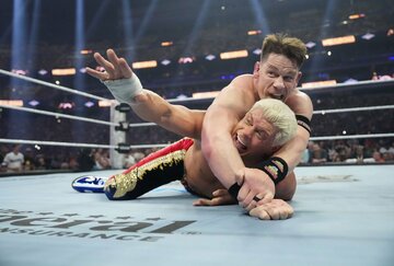 ジョン・シナ（左）は２度の対戦でコーディ・ローデスにバトンを渡した（©ＷＷＥ）