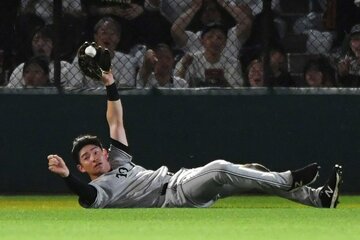 ５回、左翼への打球を好捕した巨人・萩尾