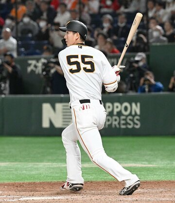 延長１２回に、サヨナラを呼ぶ同点打を放った巨人・秋広