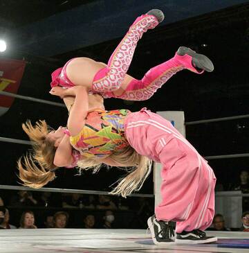 Chi Chi（上）を投げる彩桜