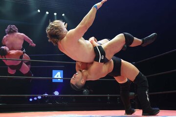 関本をジャーマンで投げる伊藤