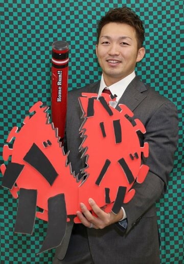  来季の球団キャッチフレーズの言葉通り、コロナウイルスを「バリバリバリ」と叩き割る？広島・鈴木誠也