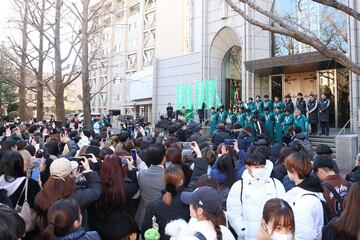 駅伝部を見ようと黒山の人だかり