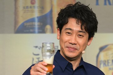 ビールを手に笑顔の大泉洋