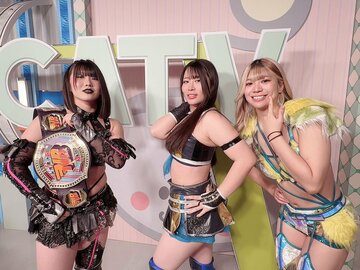 妃南(中)は姉の羽南(右)、吏南(左)へのライバル心も語った（2024年＝©STARDOM）