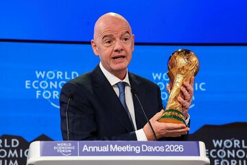 ワールドカップのトロフィーを持つFIFAのジャンニ・インファンティーノ会長（ロイター）