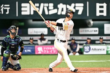 先制ソロを放つ秋広