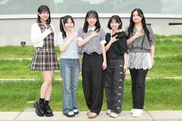 女子翼ポーズを決める５人