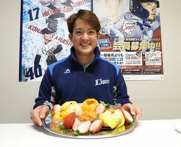  入籍を発表した西武・與座は日南市から贈られたフルーツに笑顔（球団提供）