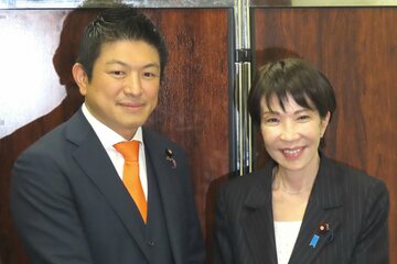 参政党の神谷宗幣代表と自民党の高市早苗総裁