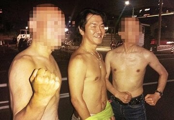 鍛え上げた体を見せつけ健在をアピールする島田紳助（中）