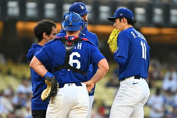 マウンドに集まるコーチらと佐々木朗希（右）