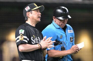 逆転負けのショックを引きずらなかったソフトバンク・小久保監督(左)