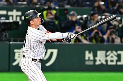 写真：【WBC】鈴木誠也が反撃の2ラン 大谷翔平は打撃用手袋くわえ